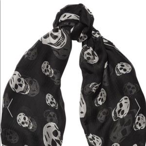 Alexander McQueen Woman’s Black Skull Scarf